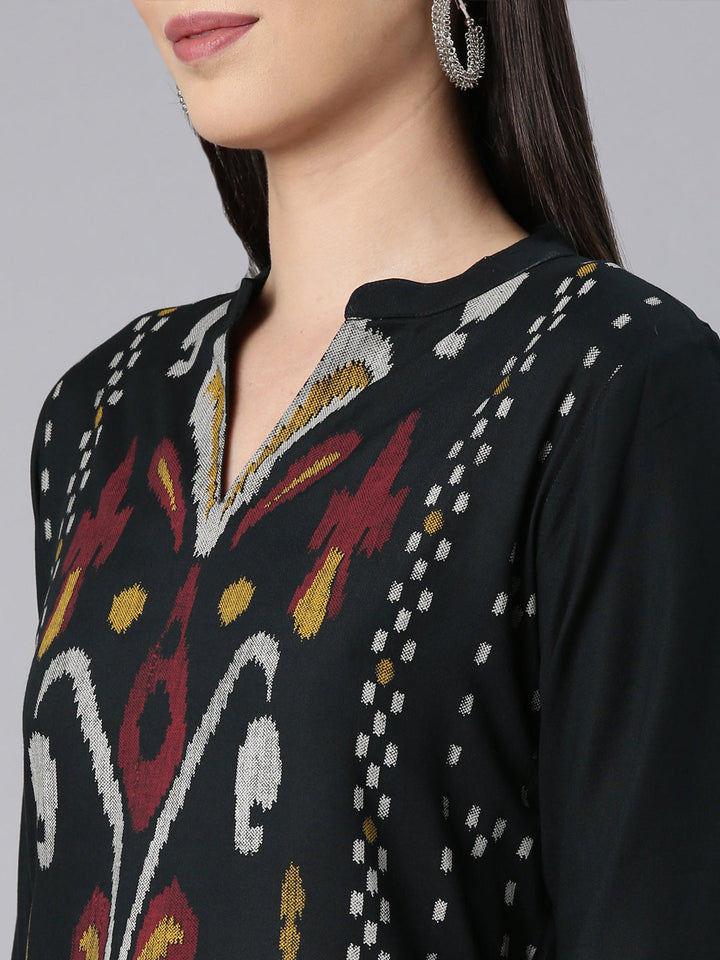 Neerus Green rayon printed straight kurta - detail view 2
