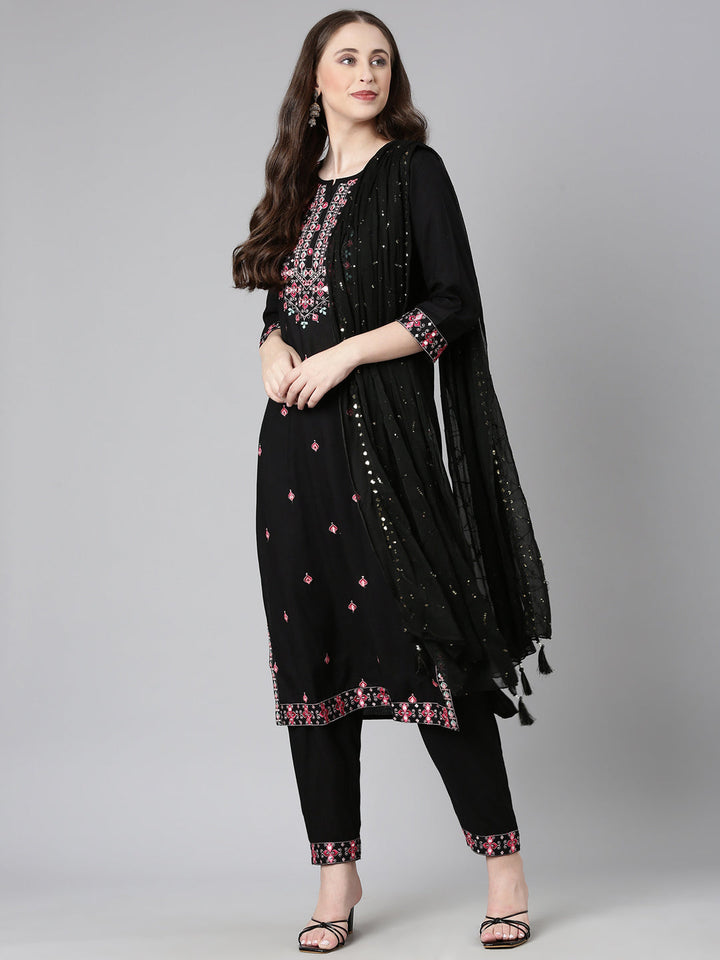 Neerus Black viscose rayon embroidered suit set - detail view 2