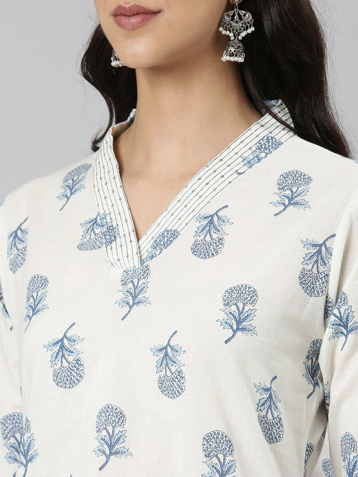 Neerus Blue Casual Floral Straight Kurtas