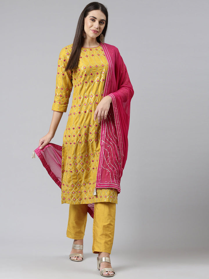 Neerus Yellow cotton printed suit set - detail view 2