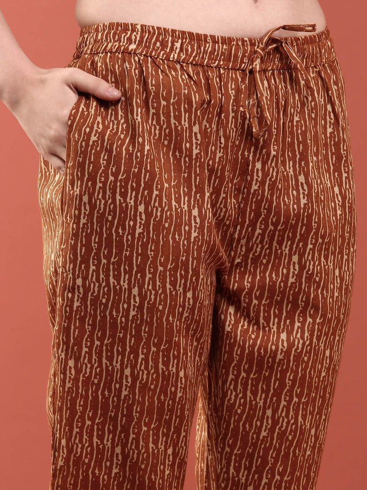 Neerus Gold modal digital printed suit set - detail view 3