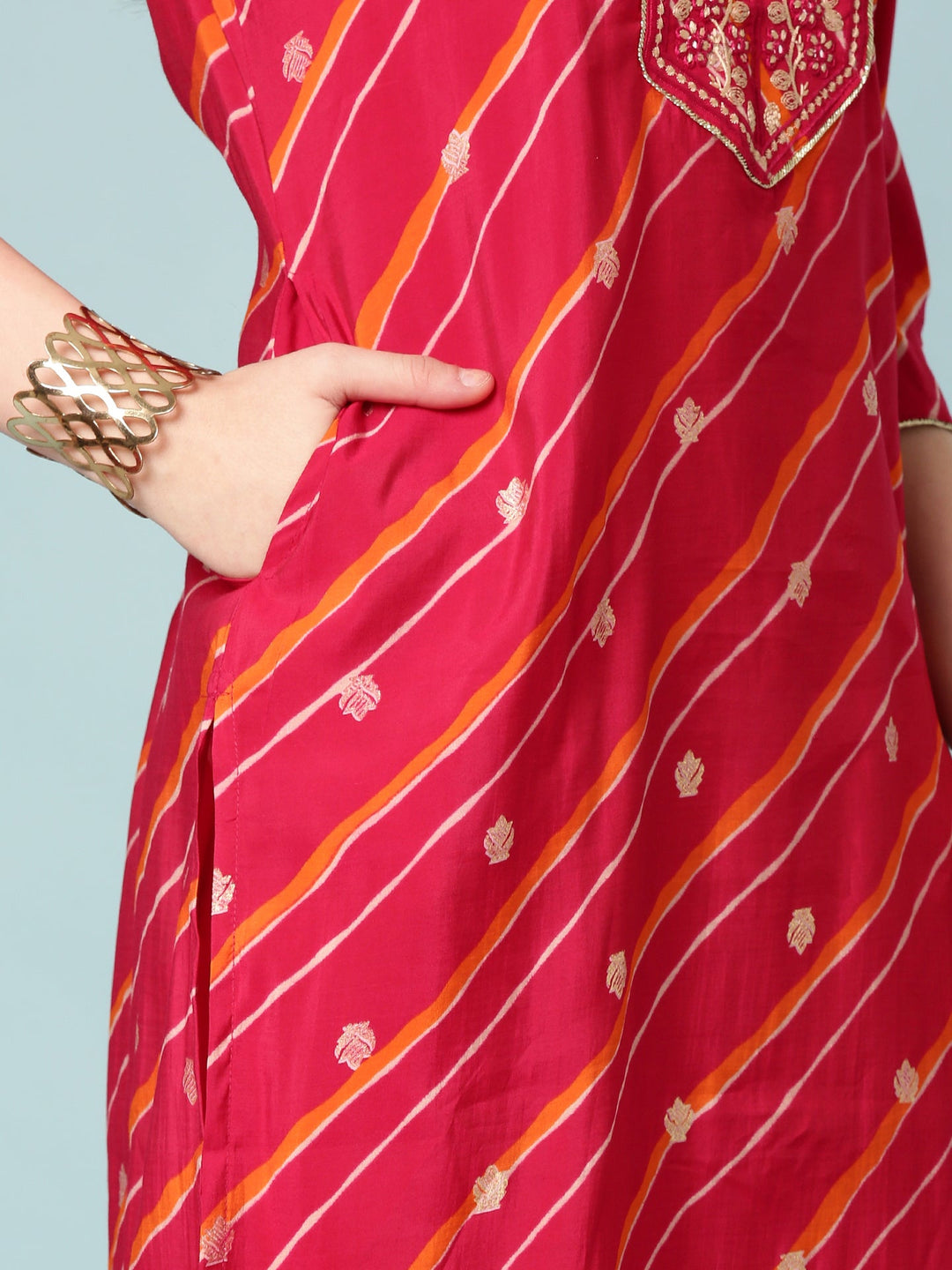 Neerus Pink silk suit set - detail view 3