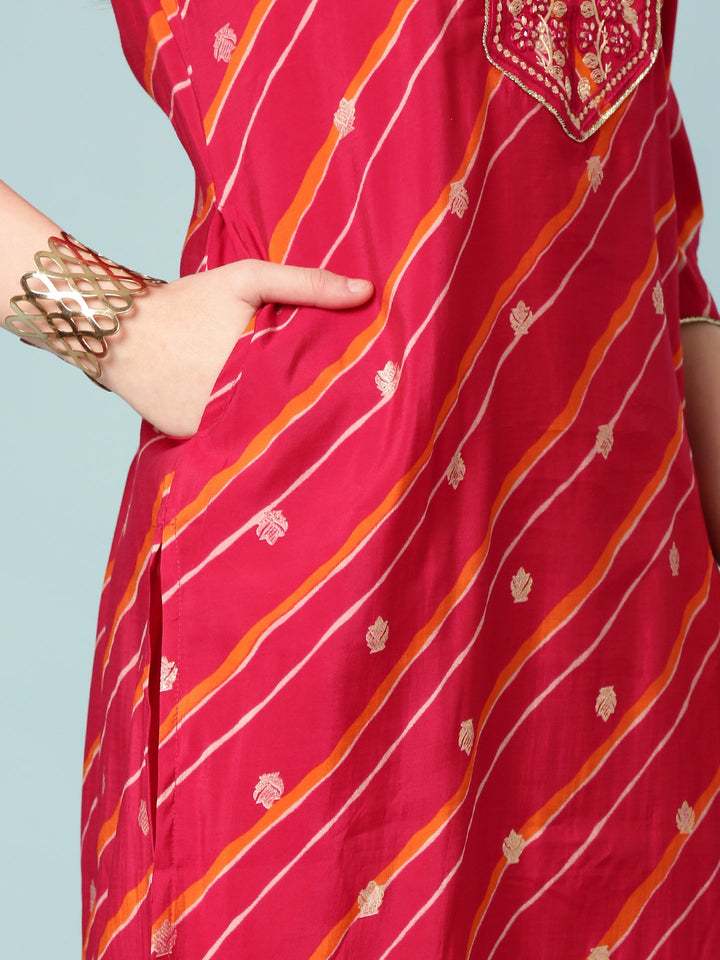 Neerus Pink silk suit set - detail view 3