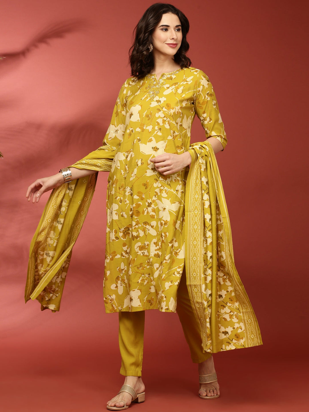 Neerus Green silk printed suit set - detail view 2
