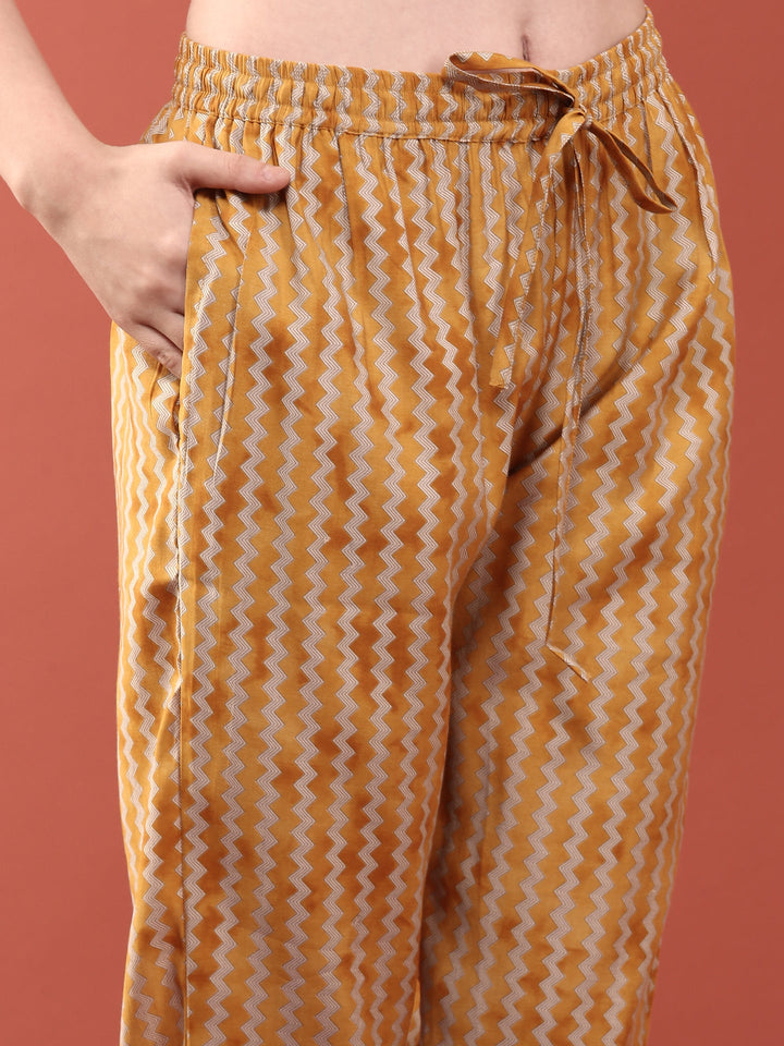 Neerus Yellow silk digital printed suit set - detail view 4