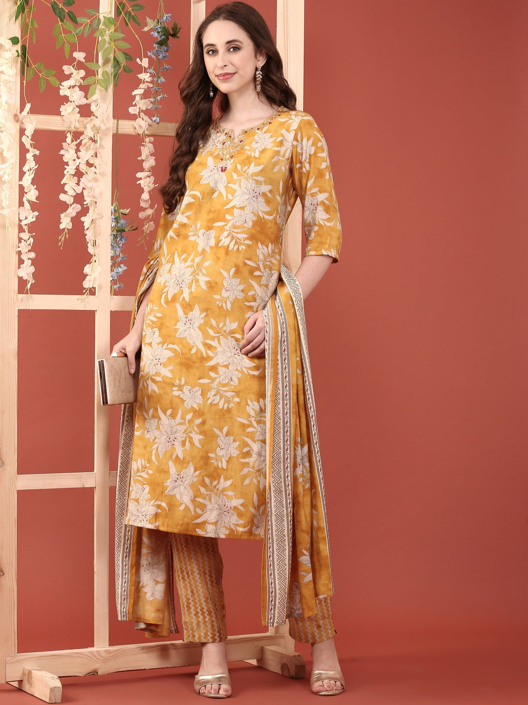 Neerus Yellow silk digital printed suit set - detail view 2