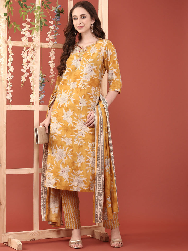 Neerus Yellow silk digital printed suit set - detail view 2