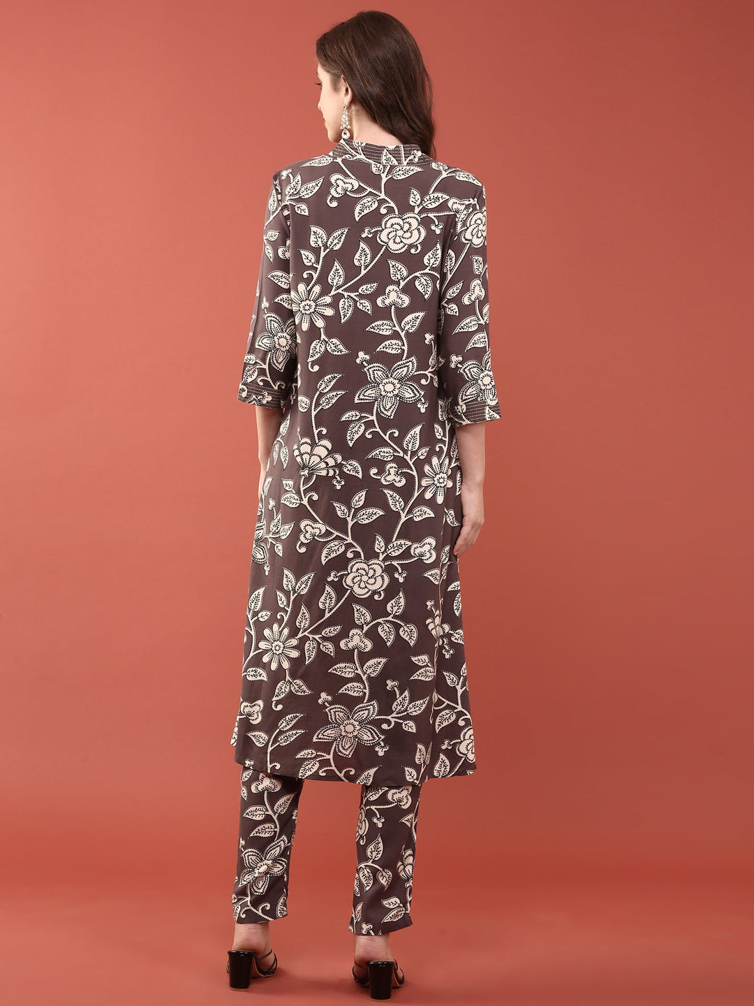 Neerus Purple rayon printed suit set - side view