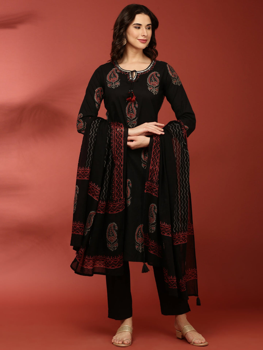 Neerus Black cotton printed suit set - detail view 2