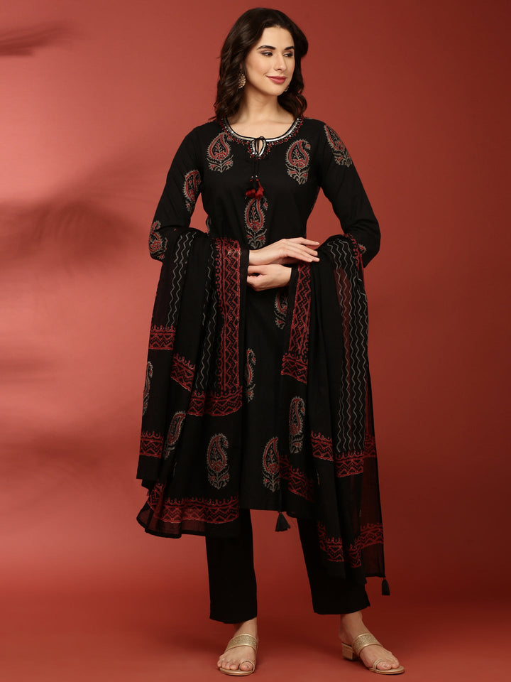 Neerus Black cotton printed suit set - detail view 2