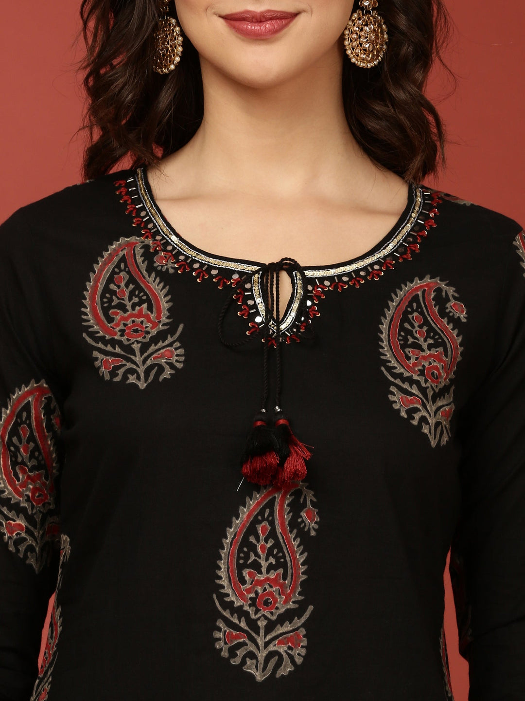 Neerus Black cotton printed suit set - detail view 1