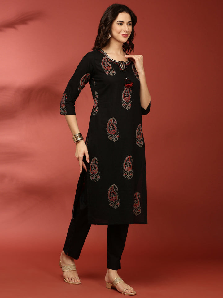 Neerus Black cotton printed suit set - back view