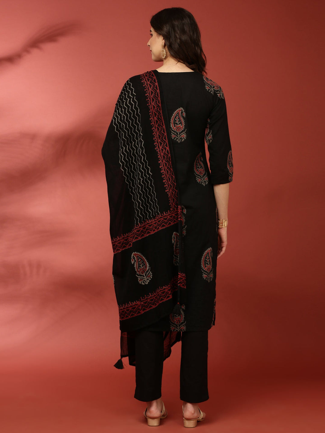 Neerus Black cotton printed suit set - side view