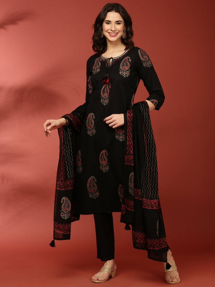 Neerus Black cotton printed suit set - front view