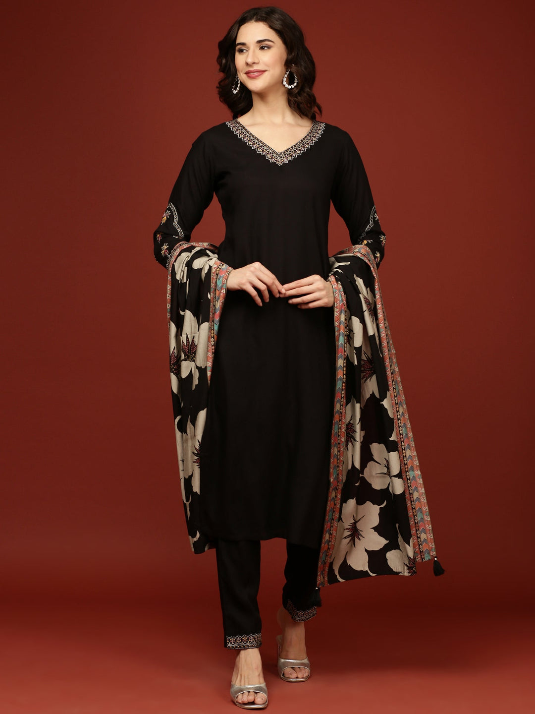 Neerus Black rayon straight suit set - front view