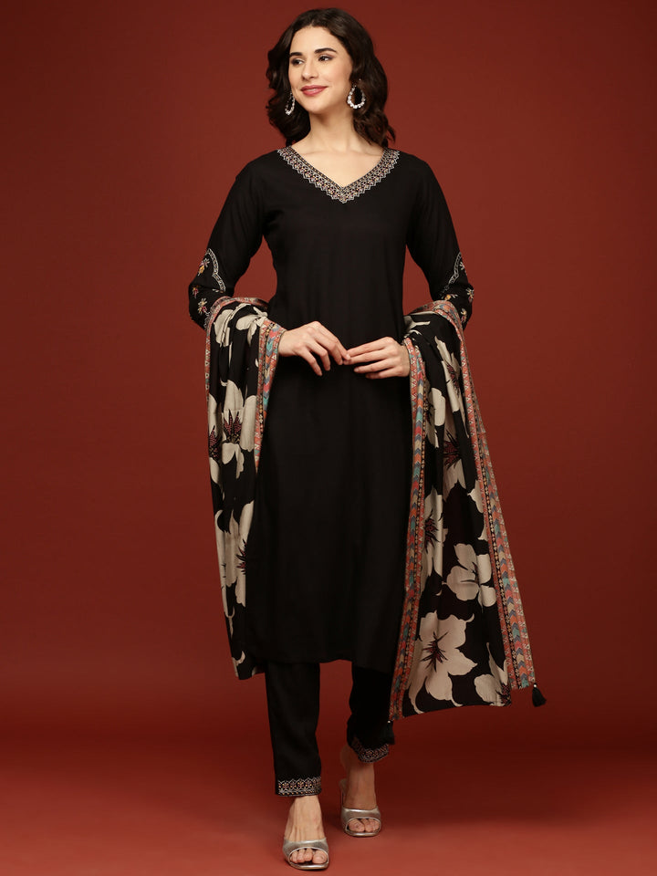 Neerus Black rayon straight suit set - front view