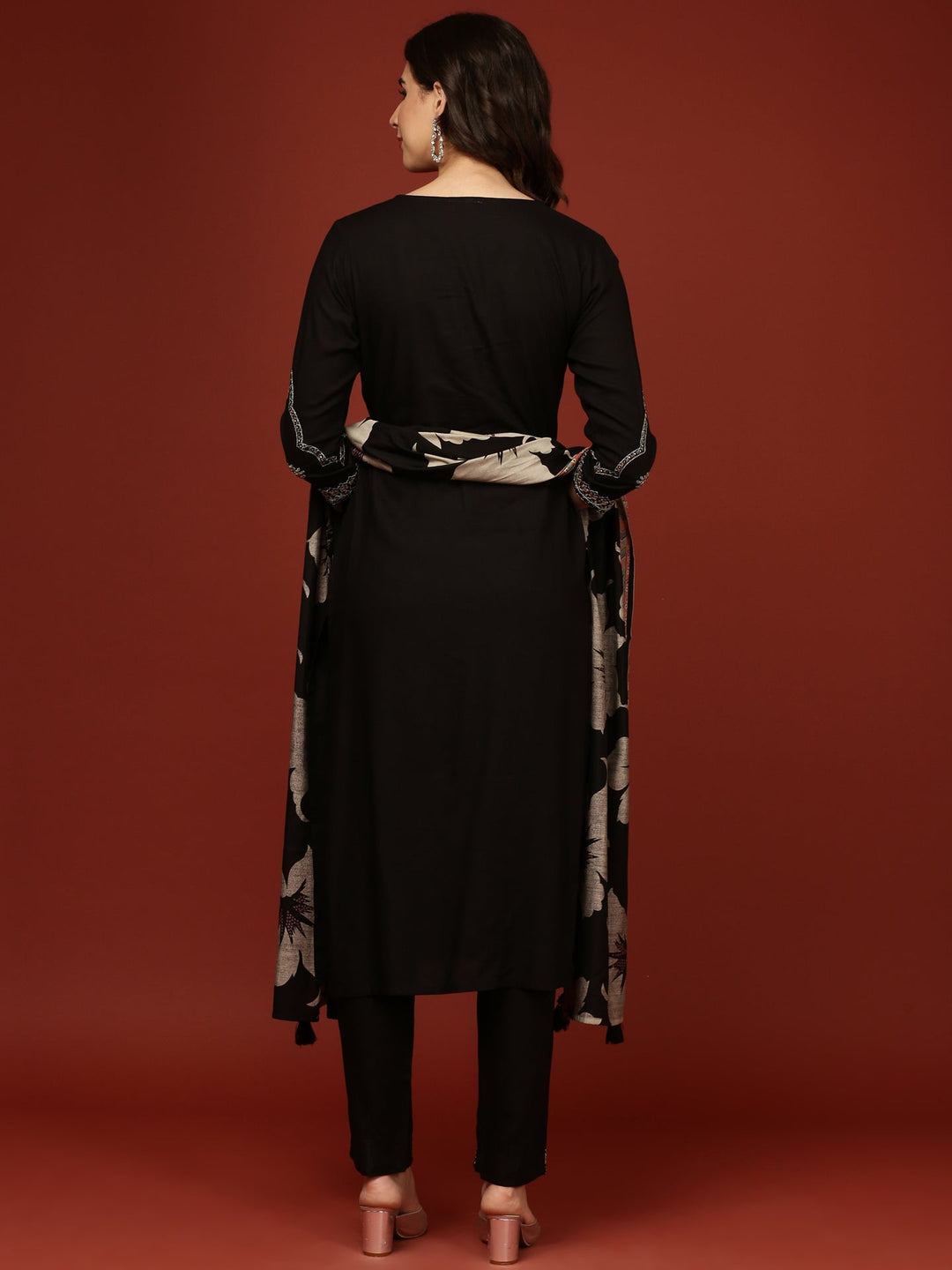 Neerus Black rayon straight suit set - side view