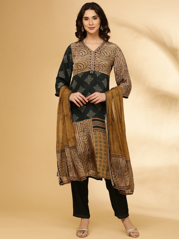 Neerus Grey crepe printed suit set - front view