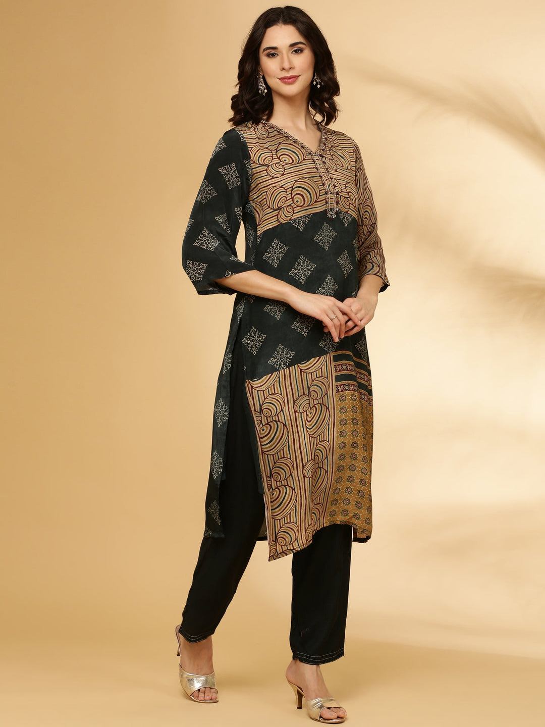 Neerus Grey crepe printed suit set - back view