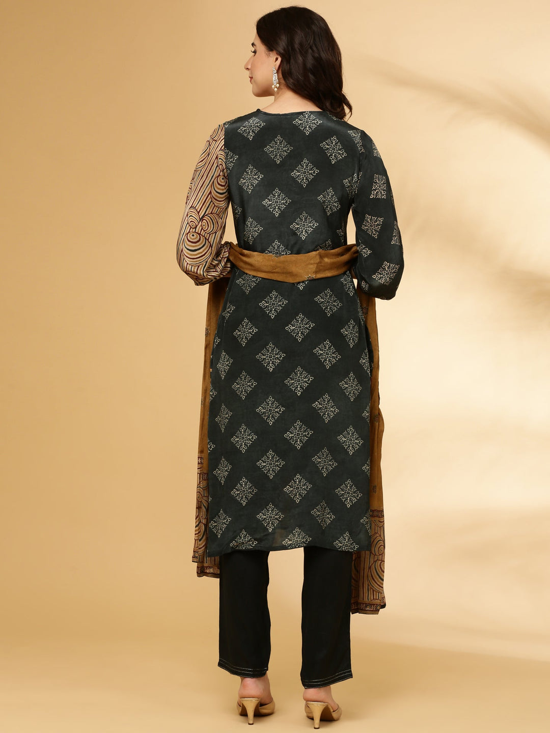 Neerus Grey crepe printed suit set - side view