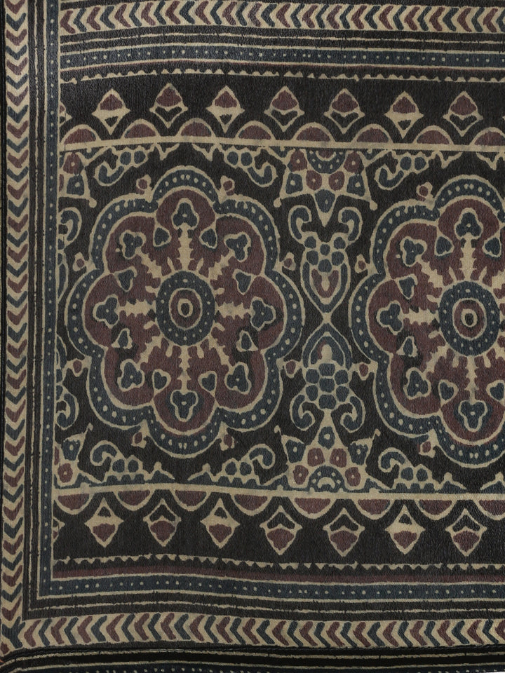 Neerus Brown crepe printed suit set - detail view 4