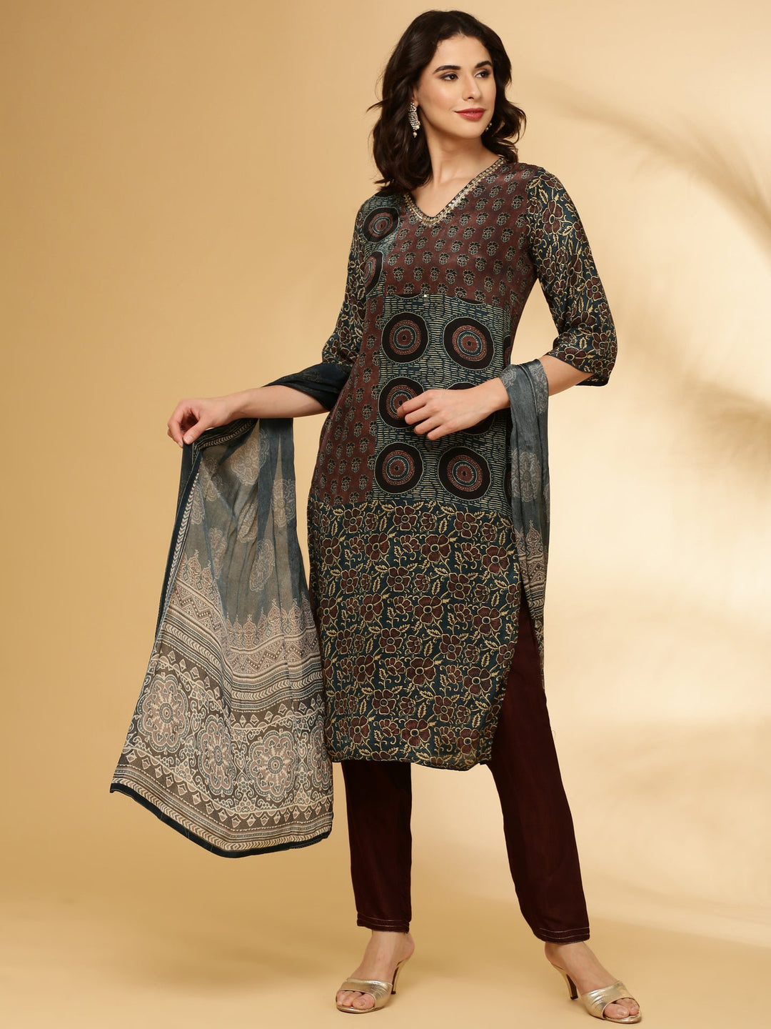 Neerus Brown crepe printed suit set - detail view 2