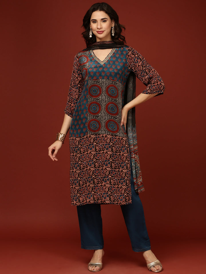 Neerus Green crepe printed suit set - front view