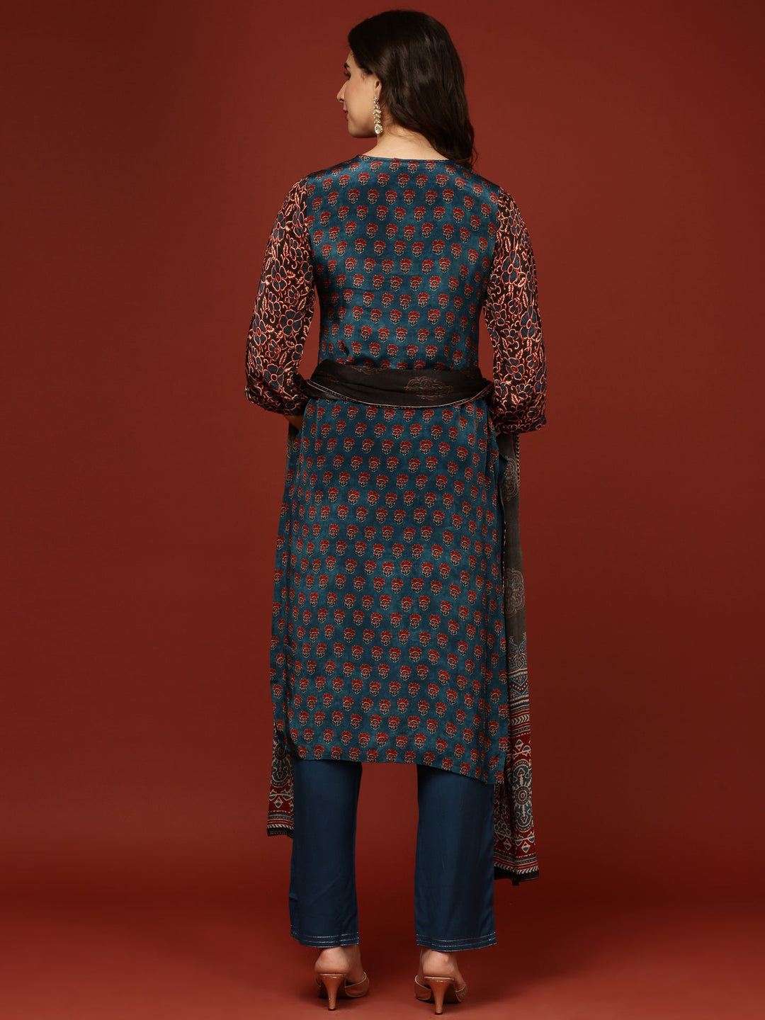 Neerus Green crepe printed suit set - side view