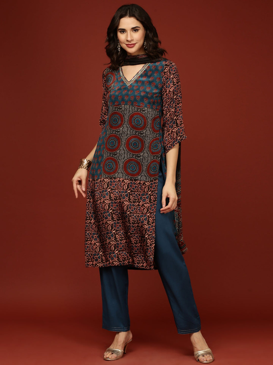 Neerus Green crepe printed suit set - detail view 2