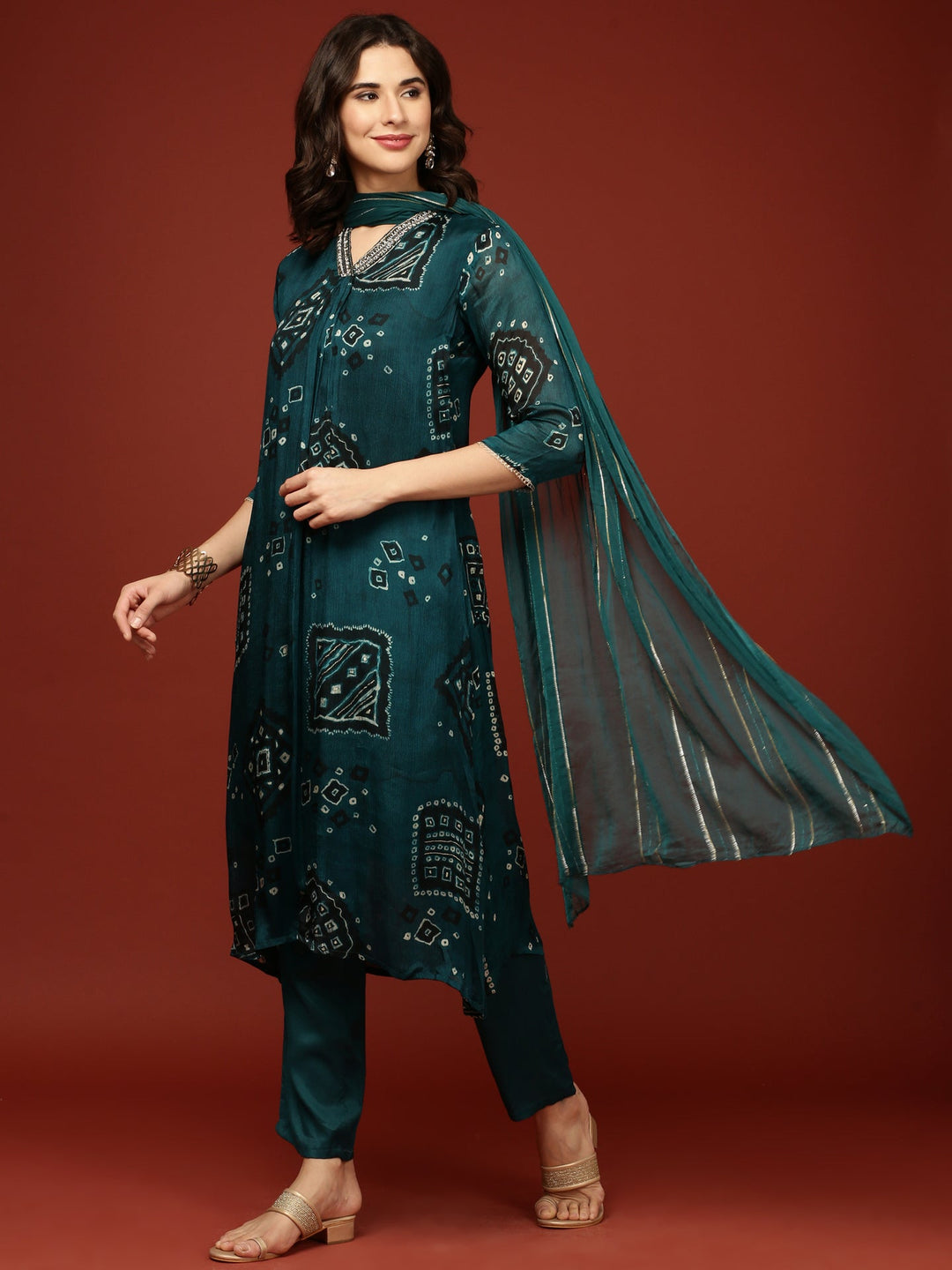 Neerus Green Chinon Printed Suit Set - detail view 2