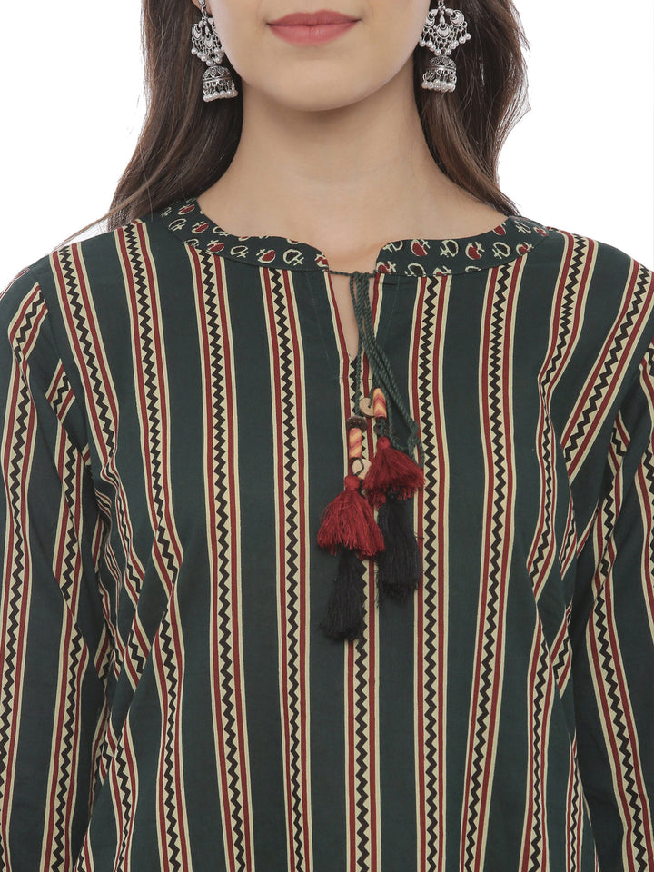 Neerus Green cotton printed straight kurta - detail view 2
