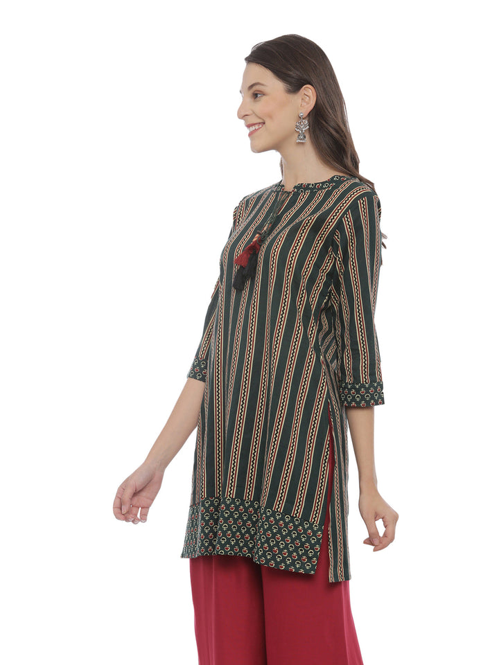 Neerus Green cotton printed straight kurta - back view