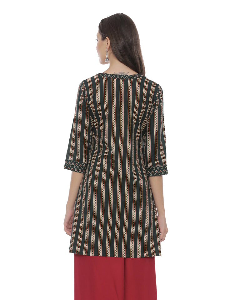 Neerus Green cotton printed straight kurta - detail view 1