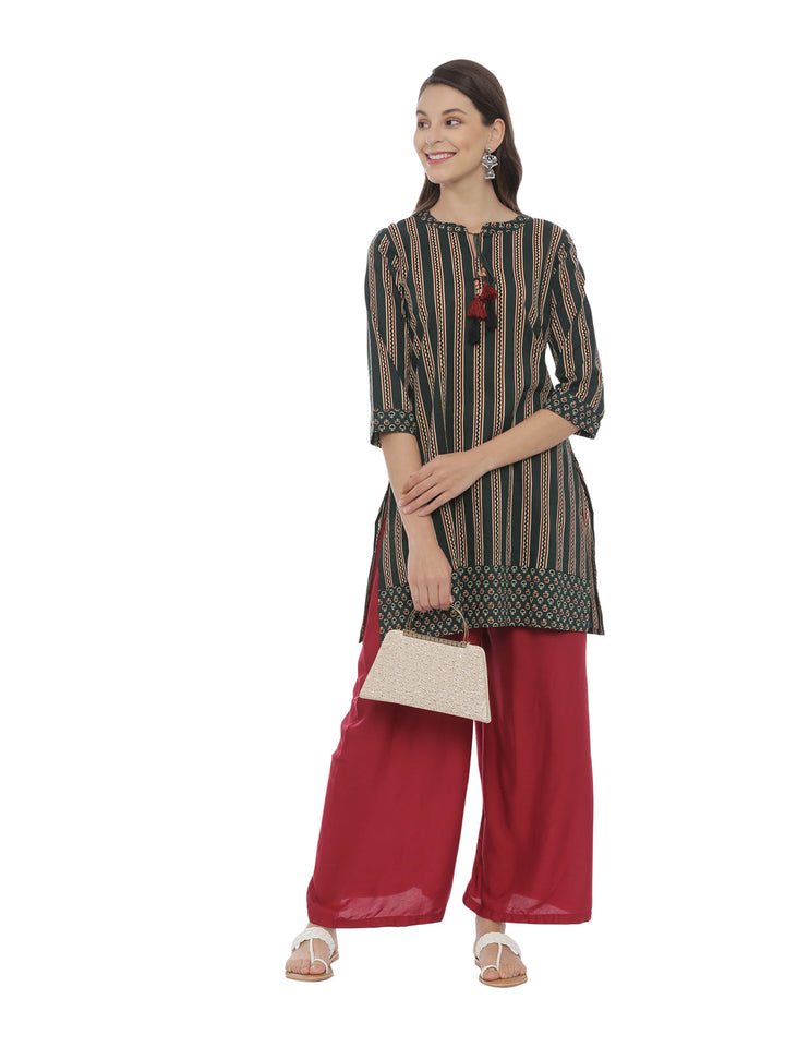 Neerus Green cotton printed straight kurta - detail view 3