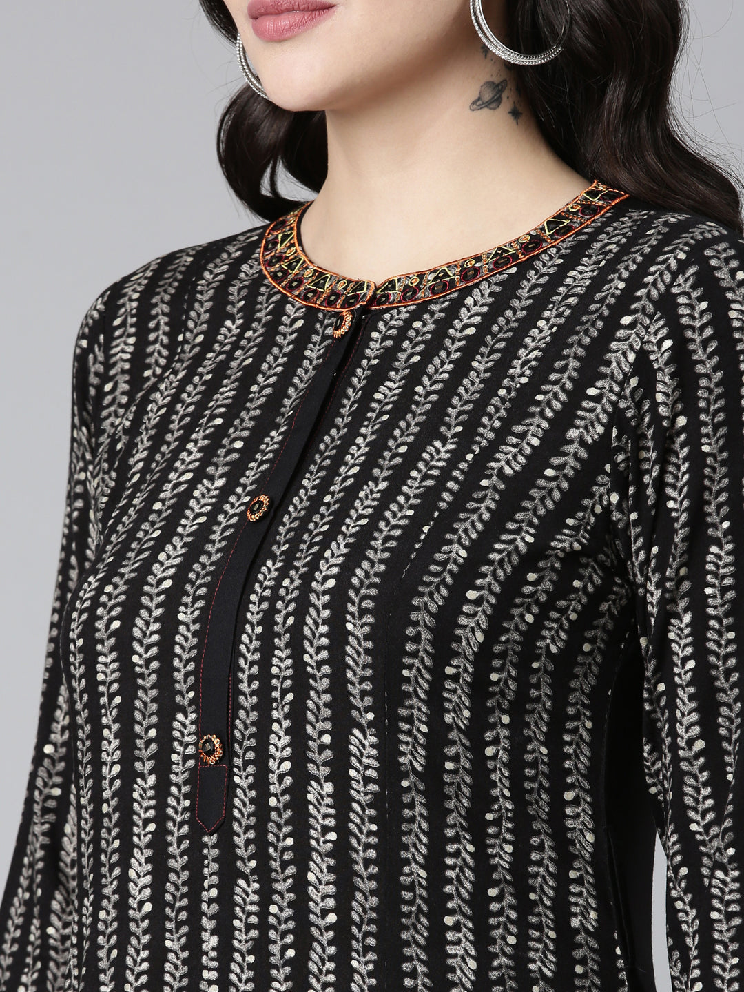 Neerus Black printed straight dress - detail view 1