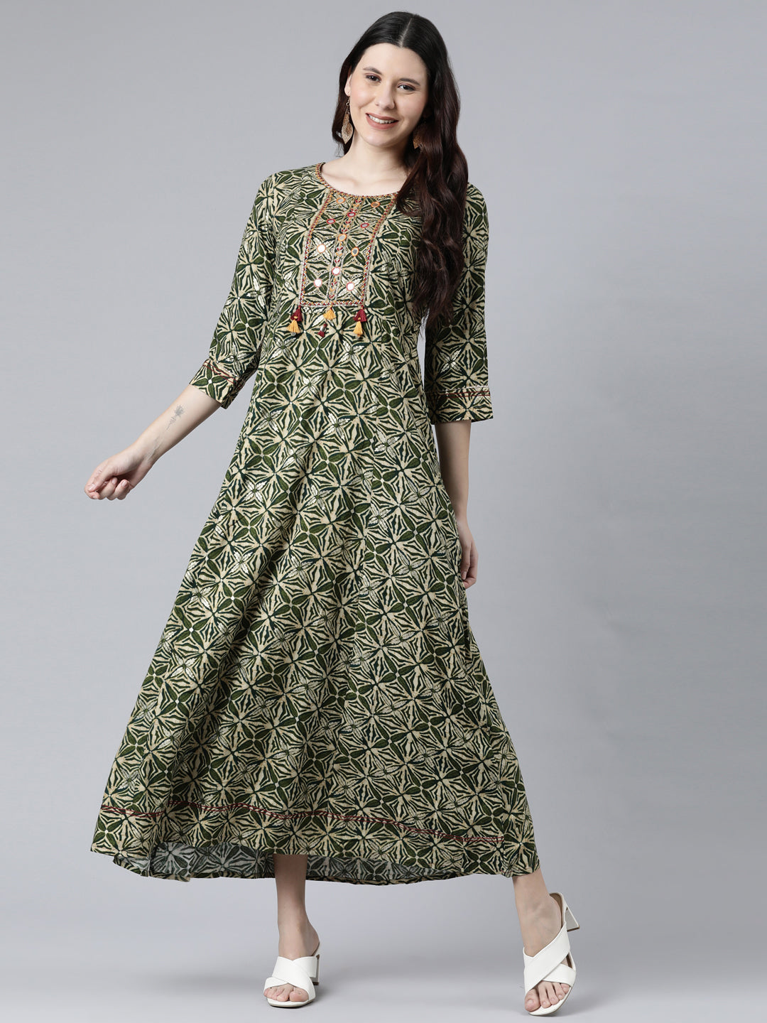 Neerus Green Rayon Dress - detail view 2
