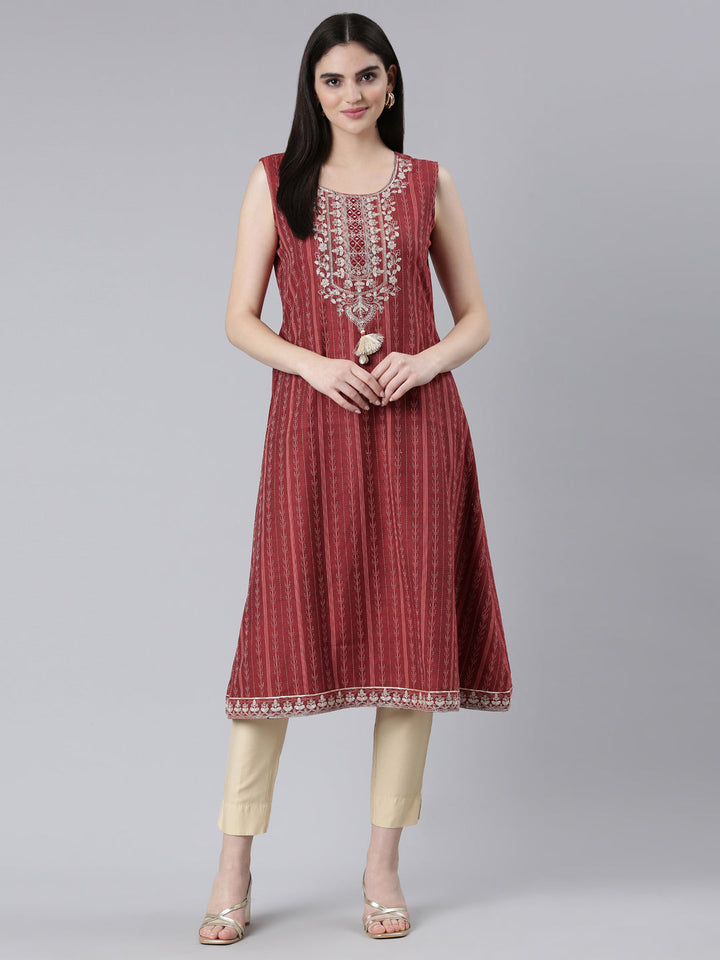 Neerus Maroon slub cotton printed A-line kurti - detail view 2
