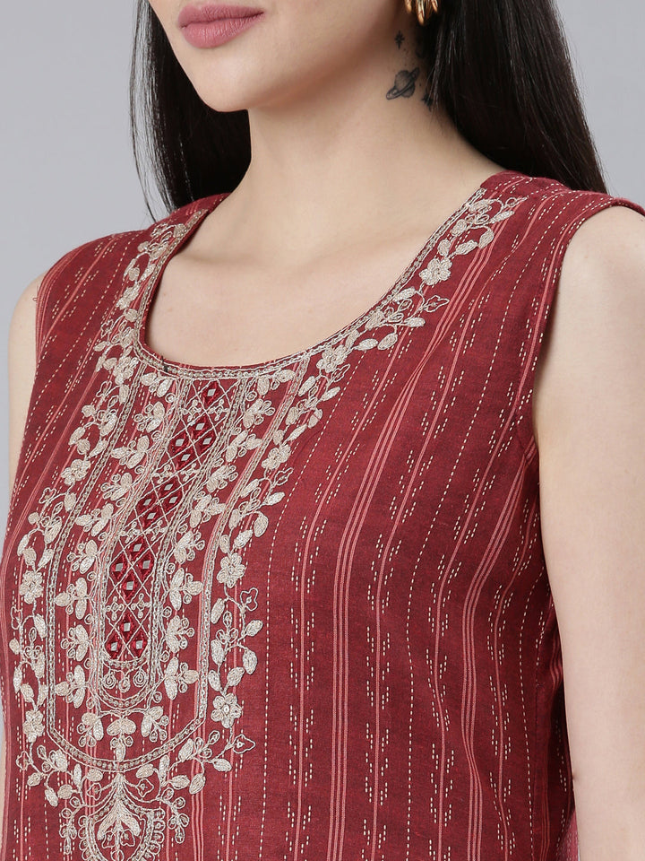 Neerus Maroon slub cotton printed A-line kurti - detail view 1