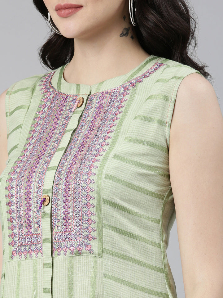 Neerus Green Viscose Rayon Embroidered Straight Dress - detail view 1