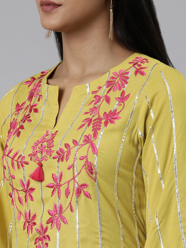 Neerus Green viscose rayon thread embroidered anarkali kurta set - detail view 2
