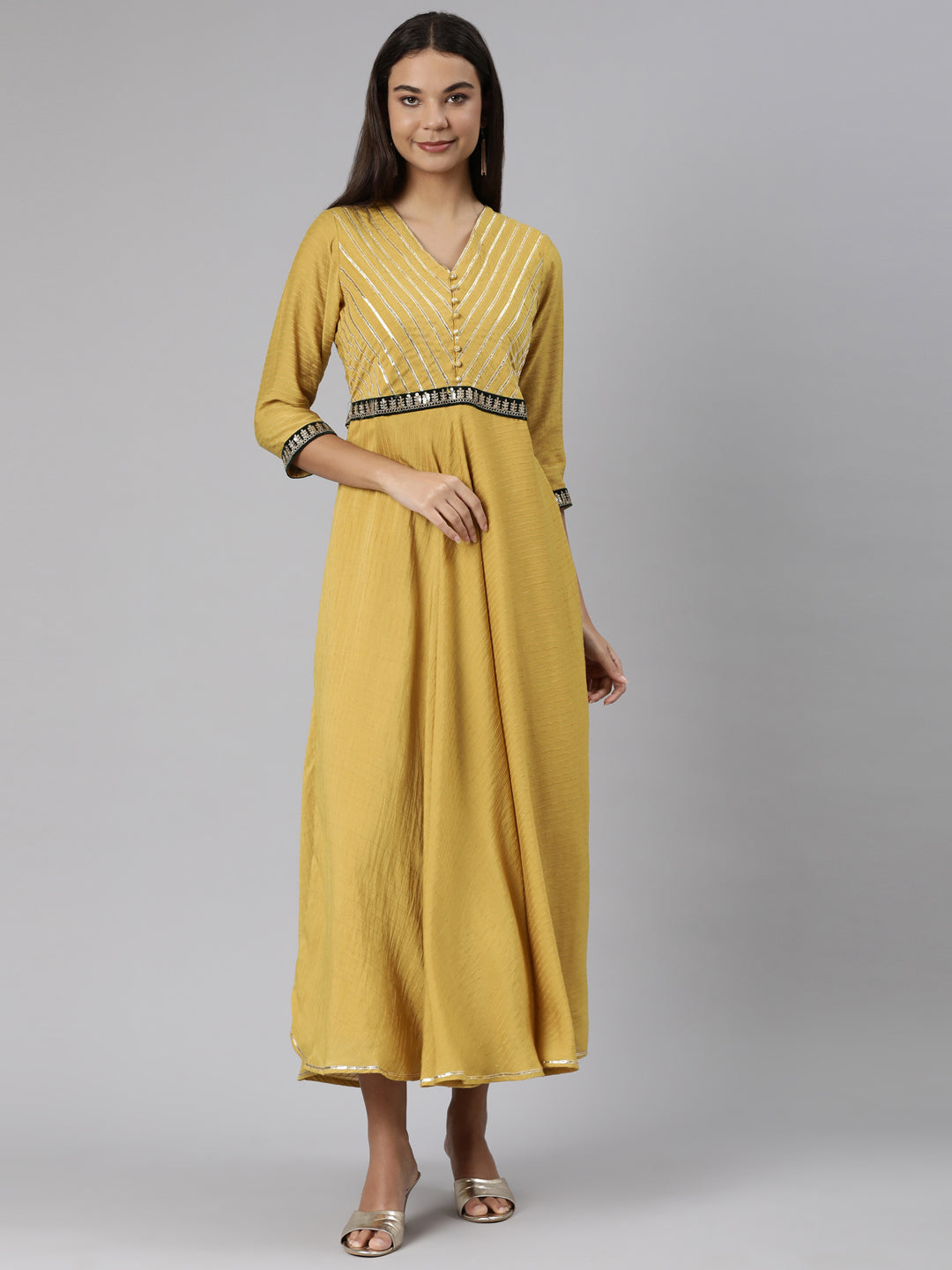 Neerus Green shantoon solid straight dress - front view
