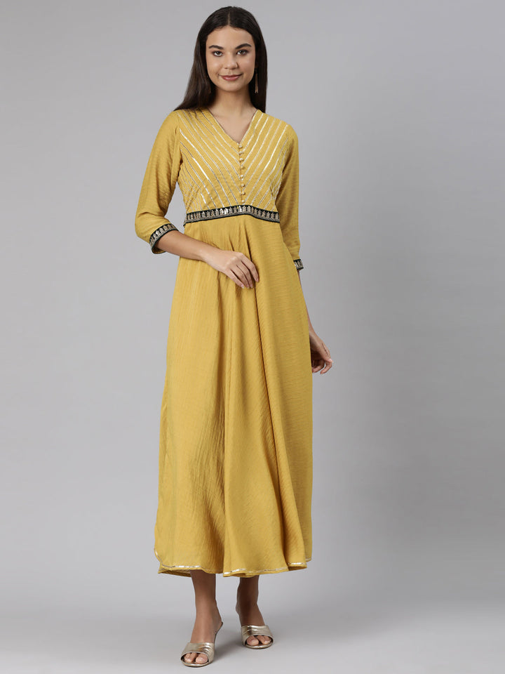 Neerus Green shantoon solid straight dress - front view