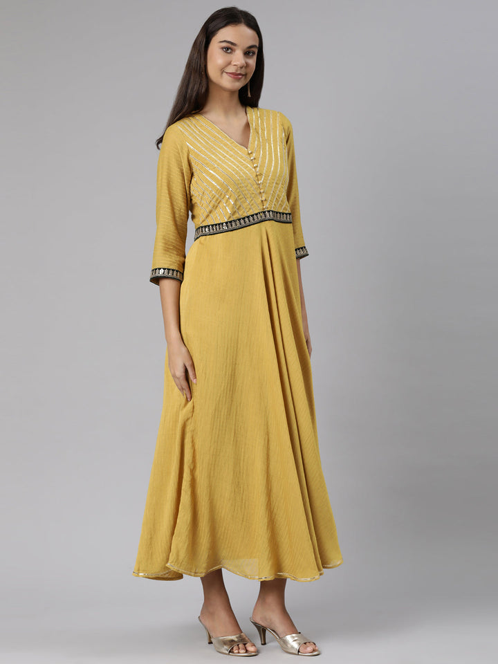Neerus Green shantoon solid straight dress - back view