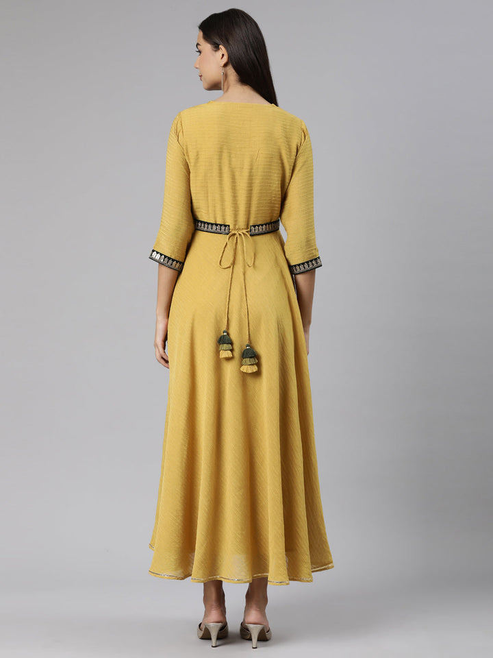 Neerus Green shantoon solid straight dress - side view