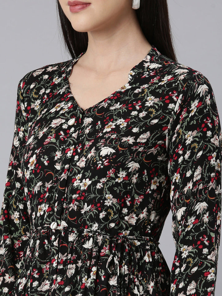 Neerus Black floral printed maxi dress - detail view 2