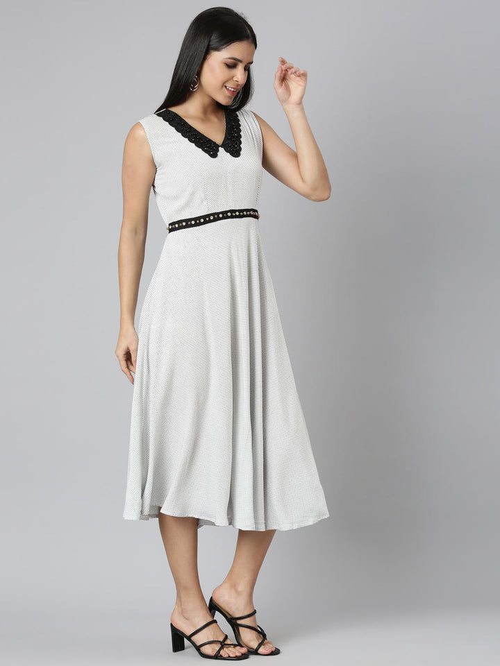 Neerus White rayon bandhani printed kurti - back view