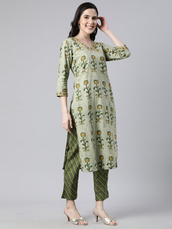 Neerus Green cotton printed suit set - back view