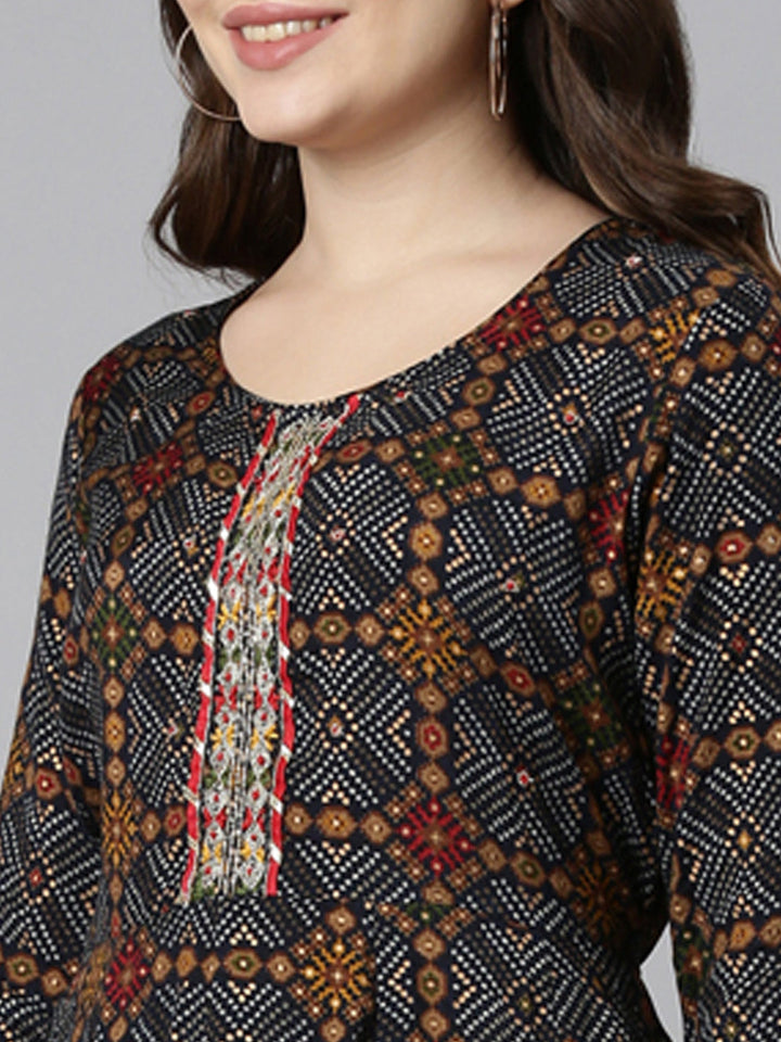 Neerus Black printed straight suit set - detail view 1