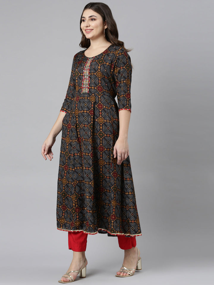 Neerus Black printed straight suit set - back view