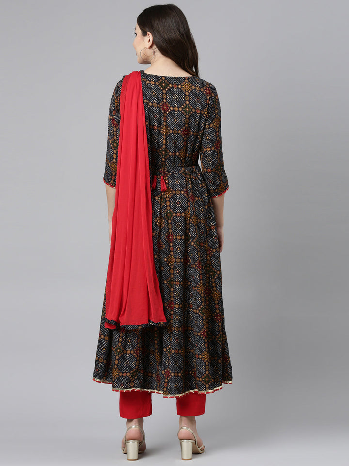 Neerus Black printed straight suit set - side view